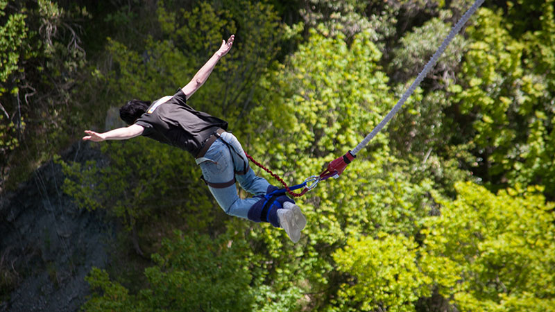 Person som hoppar bungyjump. Foto: Shutterstock.